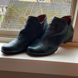 Blue Cobb Hill booties